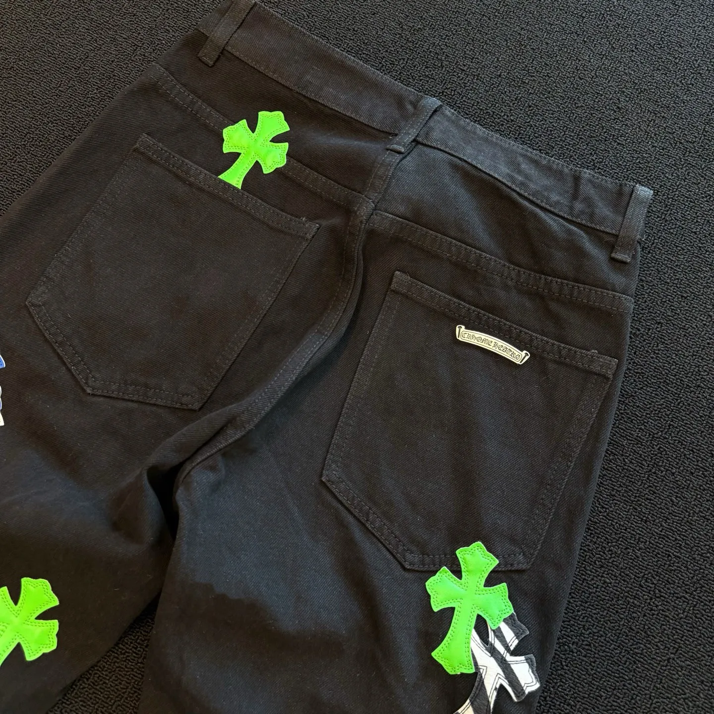P270 model number: D360 ChromeHearts ChromeHearts green zebra patch leather straight jeans, ceiling-level jeans, a pair is hard to find at the counter‼ ️About Zangyin✅This is an extremely luxurious fashion brand that can also be called the aristocracy of the high street. It has always been an exclusive brand for some hipsters or rich second generations. The color of this model is already very eye-catching by using a unique washed material. It is decorated with pink patch cross flowers, which cleverly highlights the charm of the brand. Secondly, this model adopts a classic high-waist cut design, which highlights the long legs and fashionable temperament of the upper body. The brand is highly recognizable and the slim-fitting configuration is more suitable for daily wear. The personality will be fashionable and the specifications can be seen at a glance. Materials and technology ✅ Needless to say, this point goes without saying. As an excellent craftsman brand, Zangyin's requirements for details and craftsmanship are really perfect. The washed color of this model has gone through a lot of processes, not to mention the embellishment of the denim appliqués. It is also purely handmade and sewn. Just like what they believe in, only handmade things have soul and have the meaning of wearing. A top-notch heavy-duty fashionable denim item, recommended by both hands‼ ️ Size: 28, 30, 32, 34, 36 (S-XXL) Color: Black Size reference: Pants length 100 102 104 106 106 Waist 72 76 80 84 88 Recommended weight S (about 110 pounds) M (about 120 pounds) L (about 140 pounds) XL (about 165) XXL (about 185)